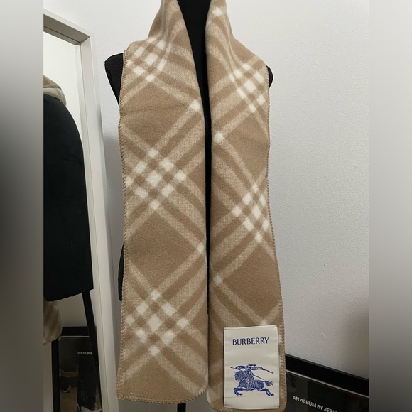 Burberry winter scarf - Picture 4 of 8